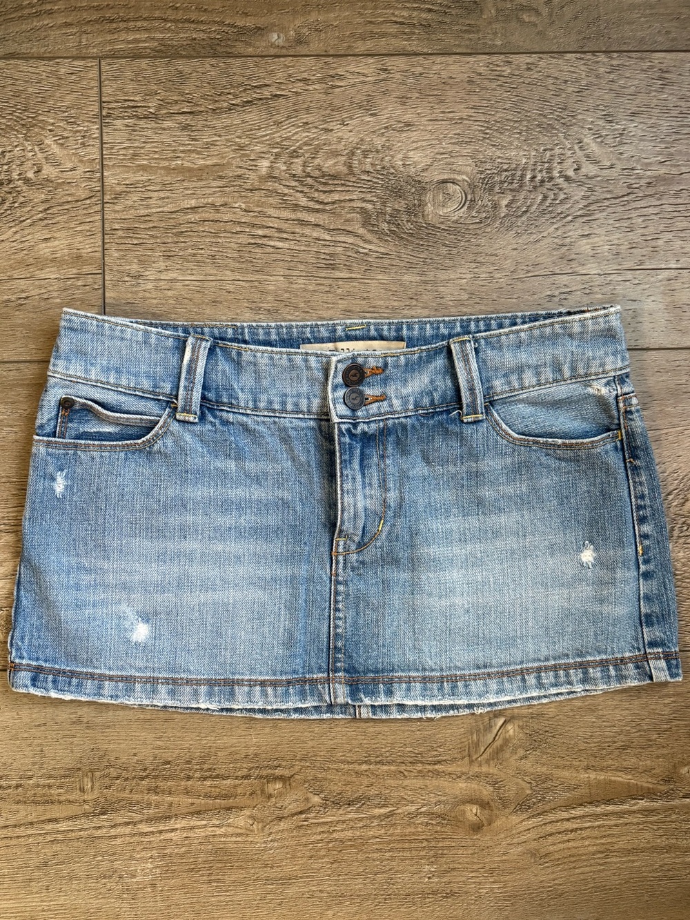 Vintage Y2K Light Wash Low Rise Denim Mini Skirt in Blue w Double Button Closure